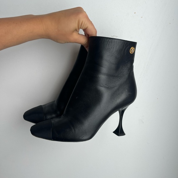 Chanel 2019 Interlocking CC Logo Boots in Black Leather with grosgrain cap toe - Picture 1 of 16